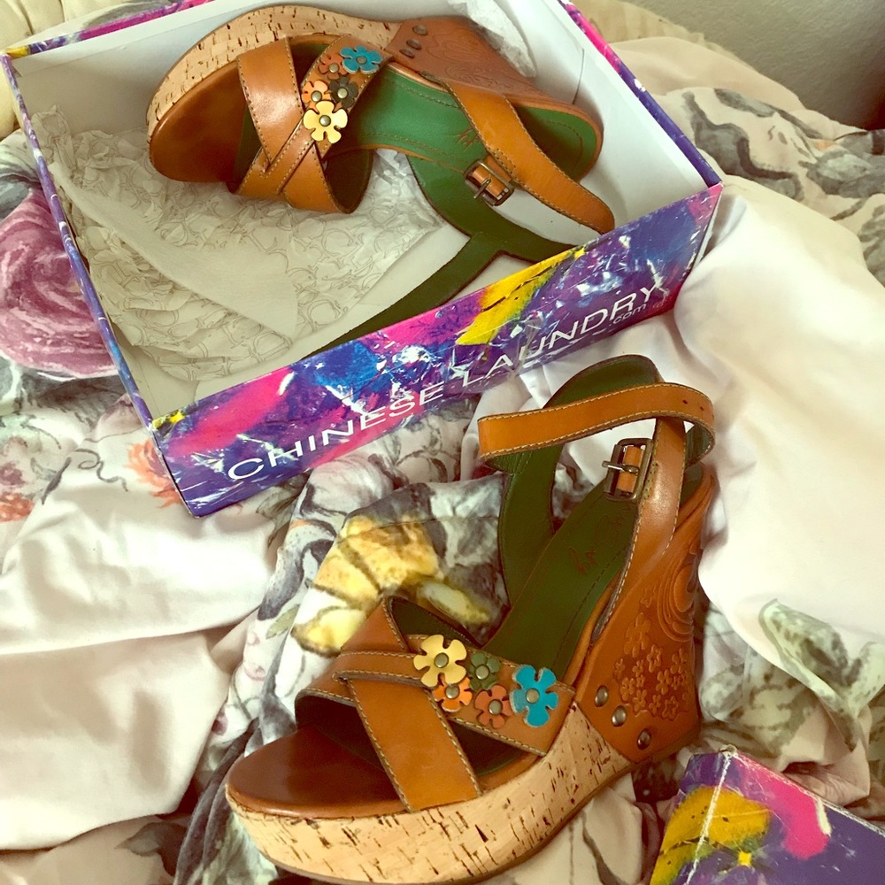 Flower power women’s wedge heels